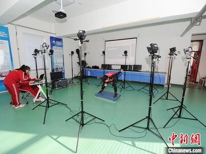 运动员在东北师范大学冰雪运动科学实验室进行测试。　刘栋 摄