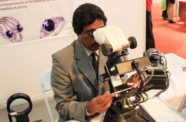 查询珠宝证书(怎么查询珠宝证书真假)