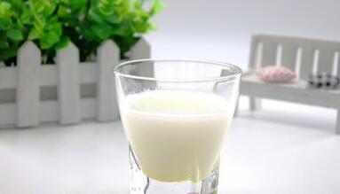 驻马店工商局 查获近百件假冒名牌商标奶饮品 驻马店工商局 查获近百件假冒名牌商标奶饮品