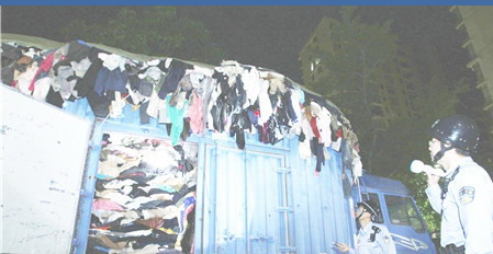 陆丰查获涉嫌走私韩文商标旧服装约10余吨 陆丰查获涉嫌走私韩文商标旧服装约10余吨