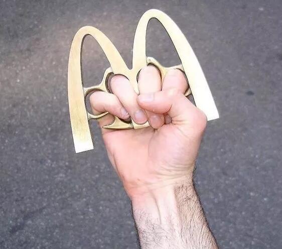 炫酷又危险，被做成武器的大牌商标设计！