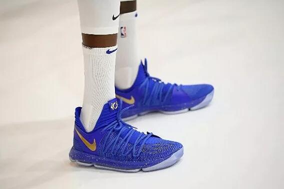 球星也疯狂！库里和哈登都忙着塞袜子只为隐藏