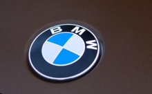 小作坊“炮制”宝马车标 予以扣押