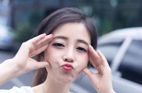 只因在直播间放了一首歌 冯提莫让斗鱼赔了不少