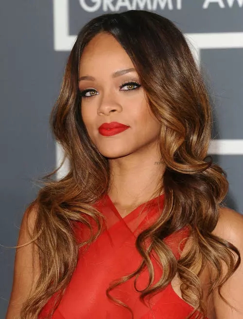 亲生父女对簿公堂,知名歌手蕾哈娜起诉父亲,涉案金额高达百万美元! 亲生父女对簿公堂,知名歌手蕾哈娜起诉父亲,涉案金额高达百万美元!