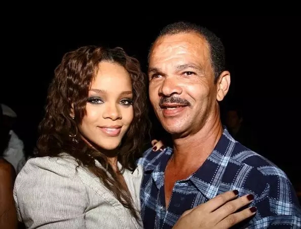 亲生父女对簿公堂，知名歌手蕾哈娜起诉父亲，